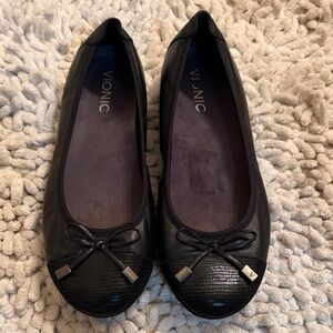 Vionic Women's Black Textured Flats size 8